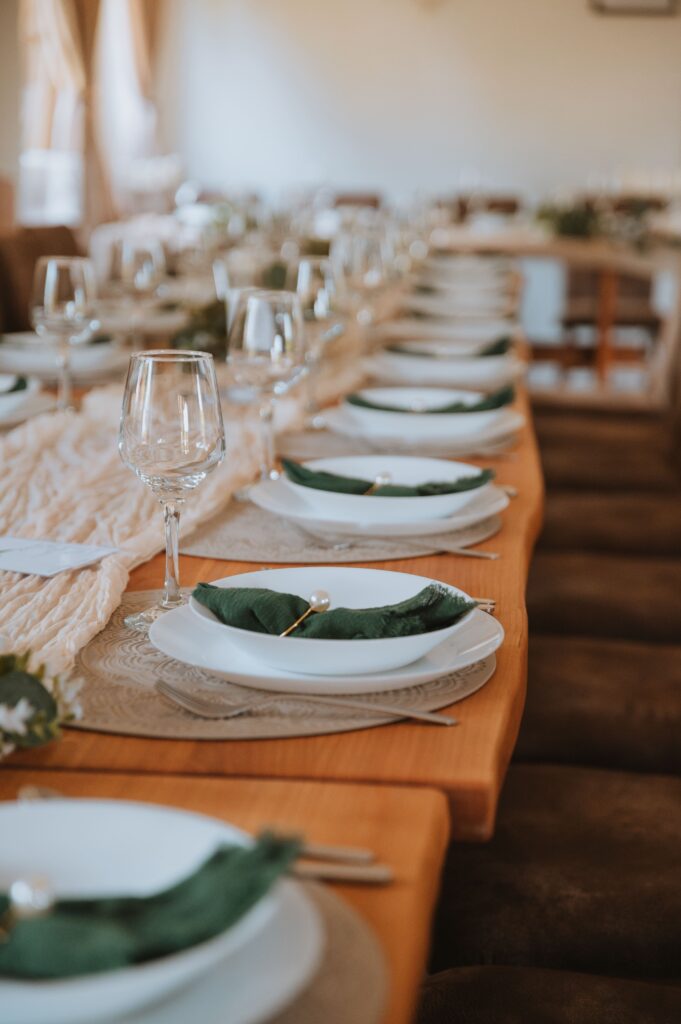 Stol za proslavu u prostoru Veseli kutak Postavljen stol za proslavu u prostoru za proslave Veseli kutak